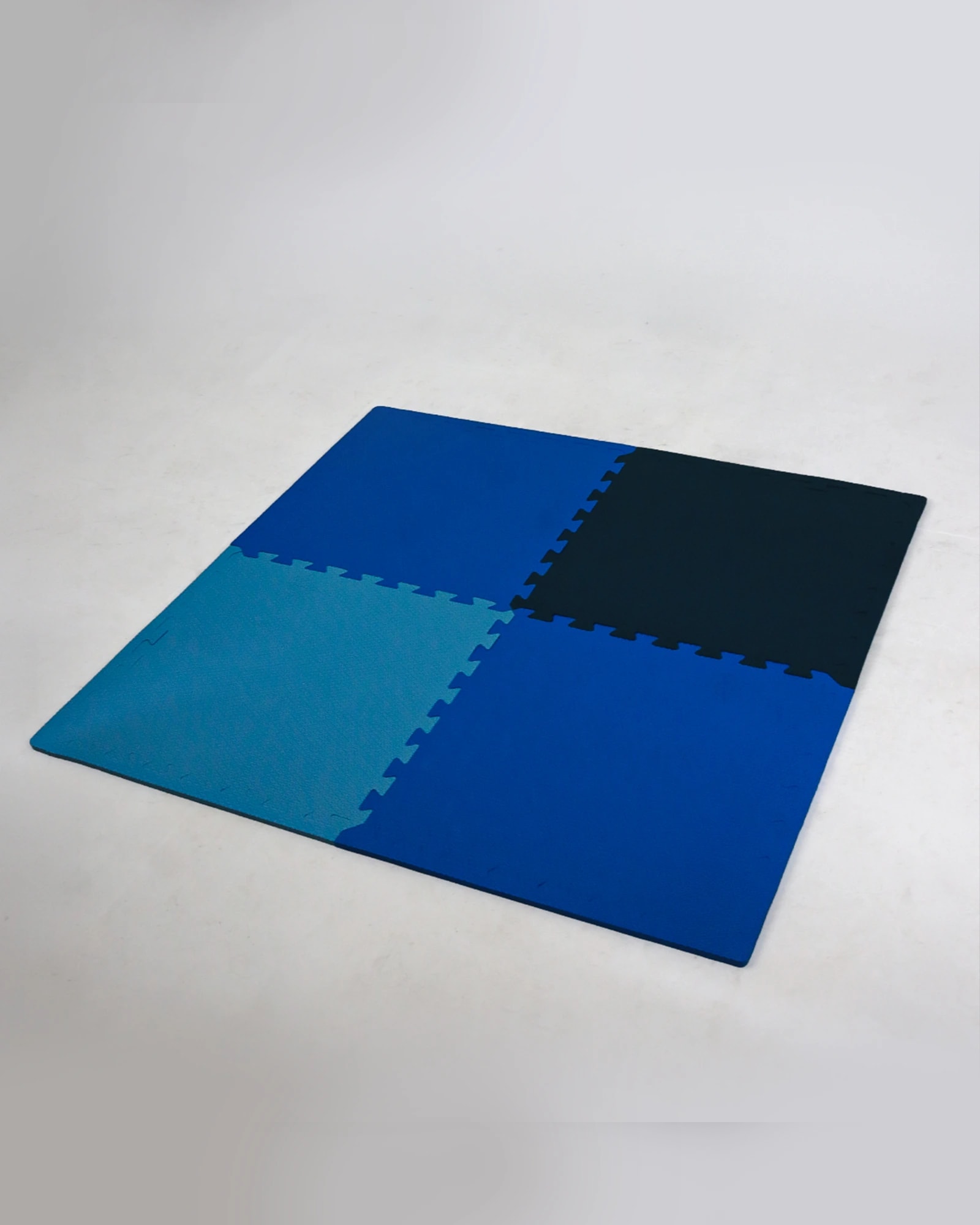 Kit de quatro placas de EVA em tons de azul e azul-marinho, montado