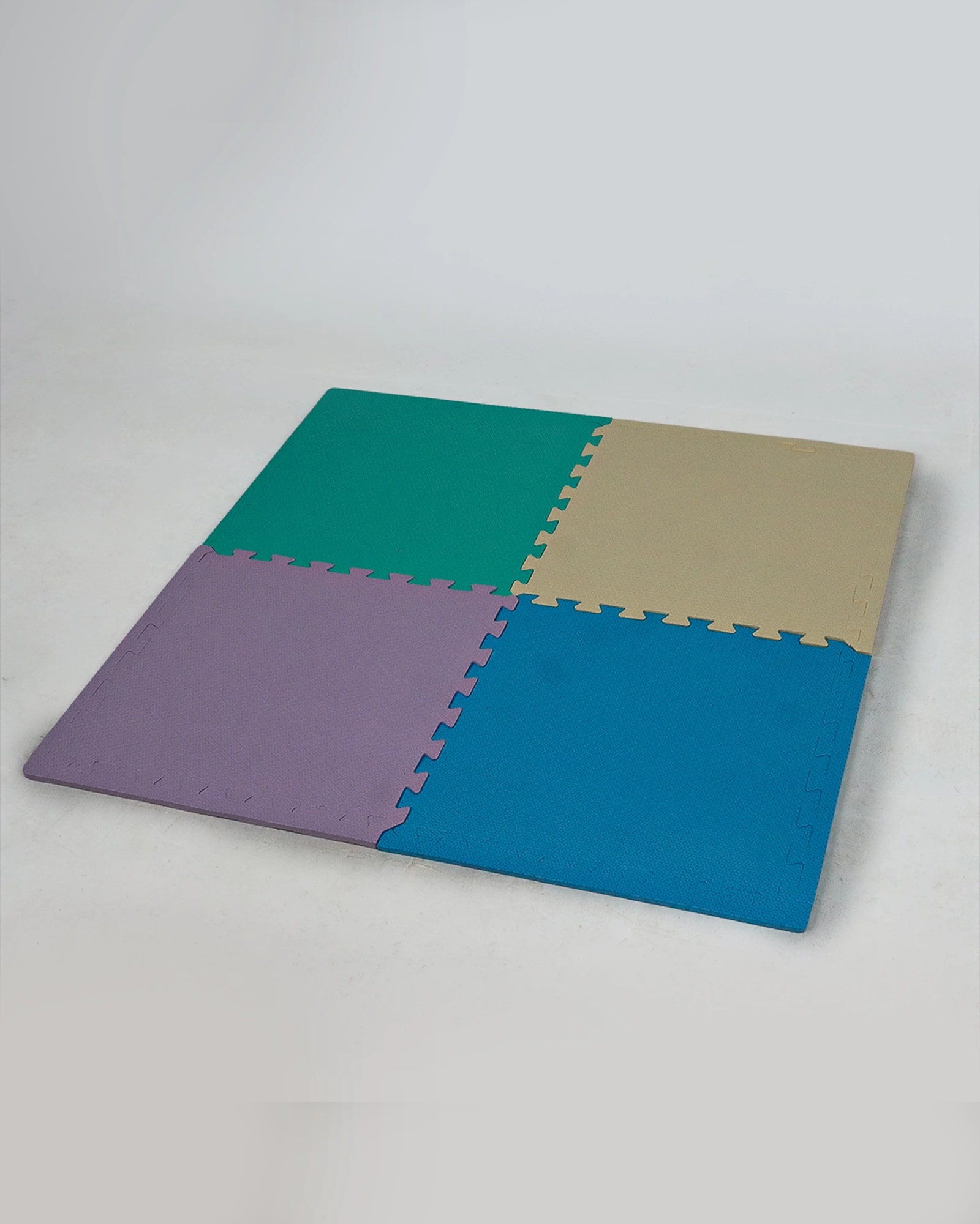 Kit de quatro placas de EVA em tons suaves de verde, bege, lilás e azul, montado