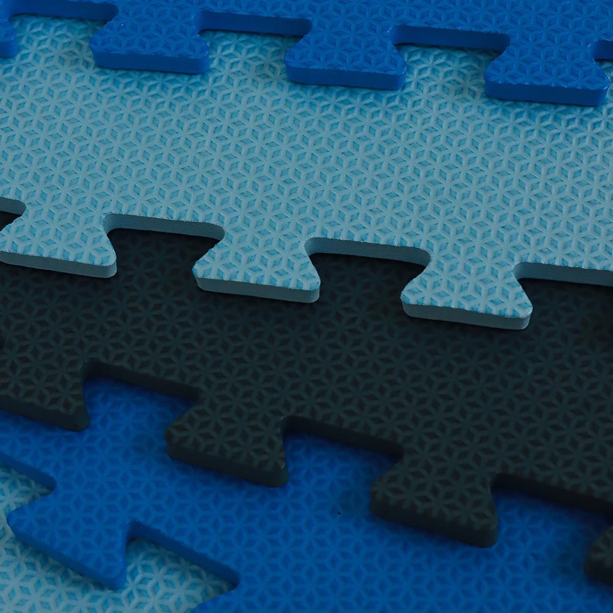 Encaixe de placas de EVA em tons de azul e preto, com a textura antiderrapante