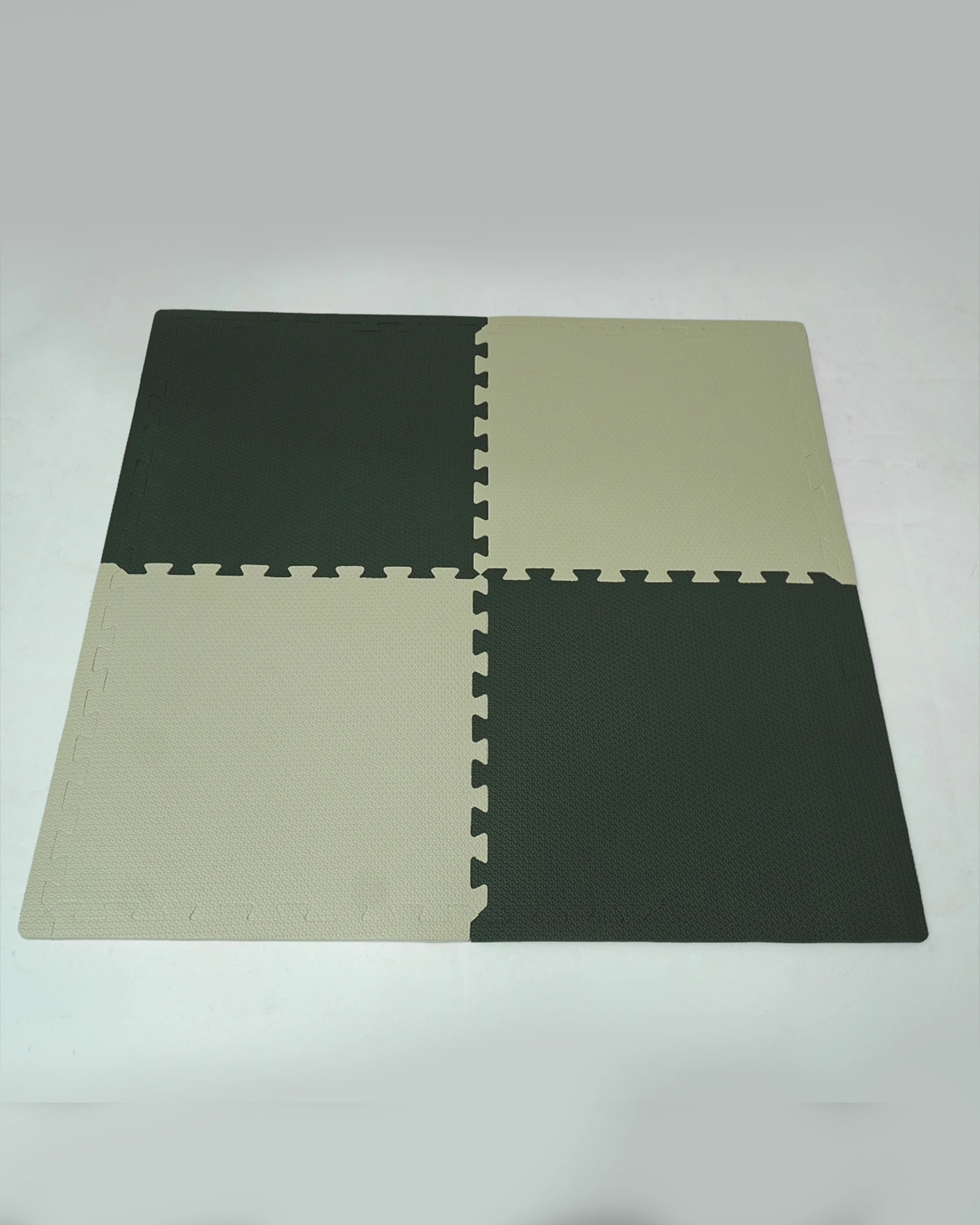 Kit de quatro placas de EVA verde-escuro e bege, montado