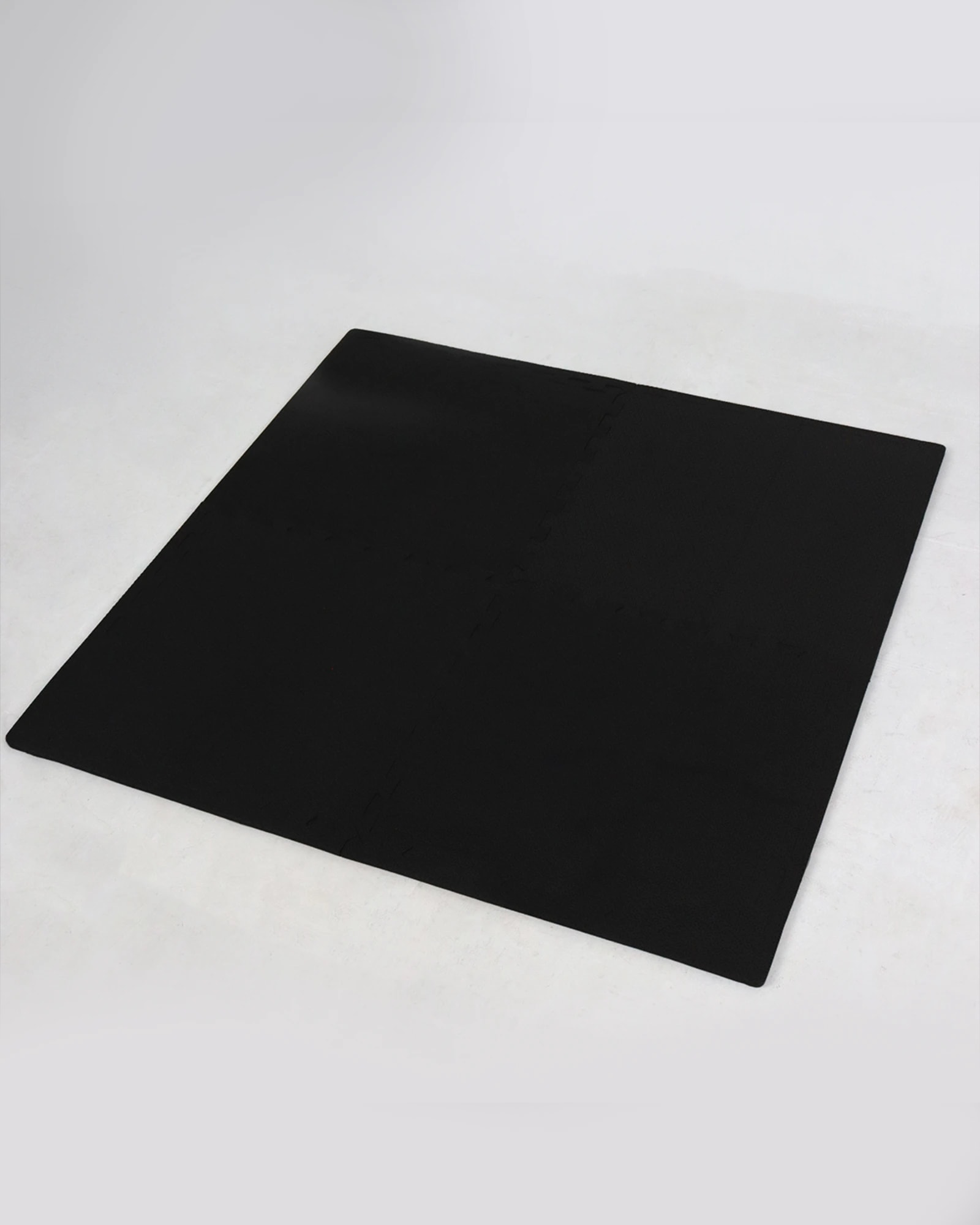 Placa de tatame de EVA preta de 1 × 1 m sobre fundo neutro